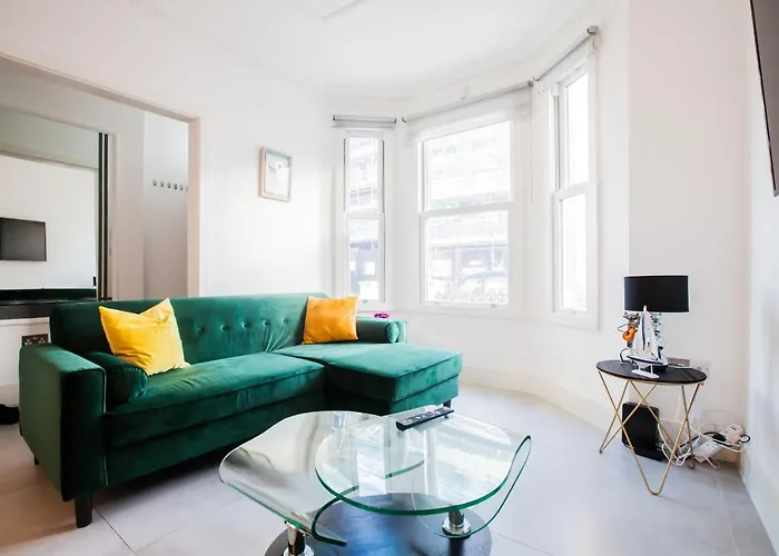 Surbiton Luxury Garden House 19A